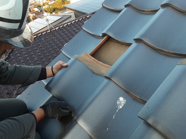 瓦の釘打ち固定の有無を確認します